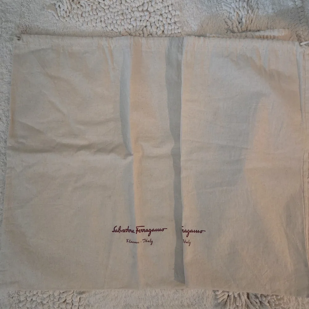 2 Salvatore Ferragamo Beige Bag with Burgundy Logo